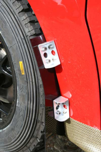 Fixation légère aluminium de bavette rallye